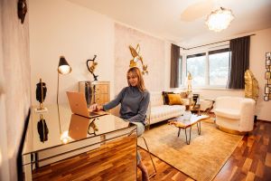 prywatny-kacik-do-pracy-w-salonie-jak-go-zaaranzowac-image