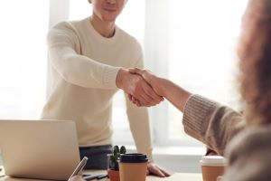 personalizowane-kosze-swiateczne-jak-zrobic-wrazenie-na-partnerach-biznesowych-image